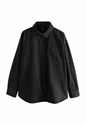 Chemise en denim noire à manches longues, à boutons, avec un col et une poche poitrine, présentée à plat sur un fond blanc.