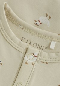 Beige baby rompertje met bedrukte eendjespatronen, ronde hals, drukknoopsluitingen en zachte textuur; voorzien van merklabel "FIXONI."