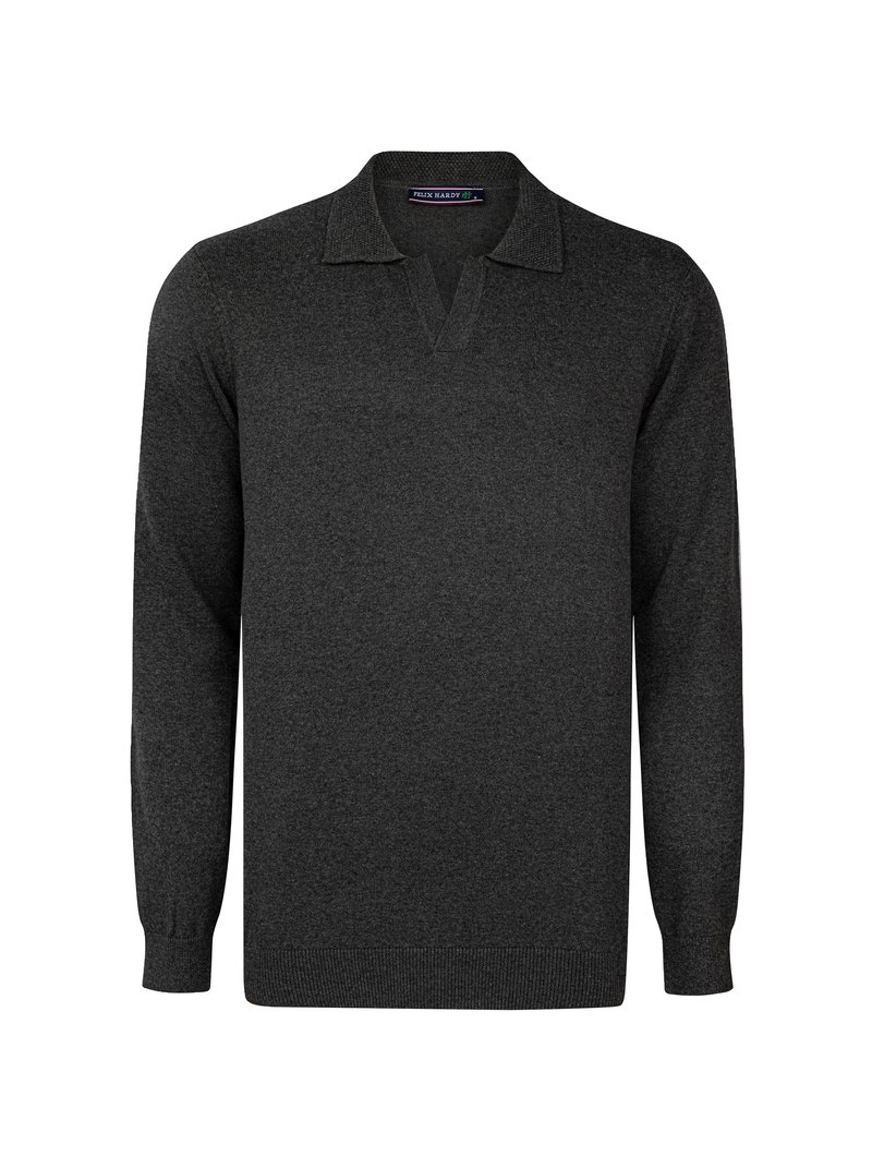 Donkergrijze lange mouwen polo trui met een V-hals, geribbelde manchetten en zoom. Gemaakt van een zachte, gestructureerde stof. Merlabel zichtbaar bij de hals.