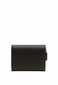 Portefeuille en cuir noir avec une surface texturée. Forme rectangulaire arrondie, doté d'une fermeture éclair argentée et d'une languette sur le côté pour une manipulation facile.