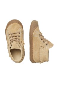 Semišové boty v béžové barvě s kulatou špičkou, šněrováním a bočním třásňovým zdobením. Mají texturovanou gumovou podrážku pro lepší přilnavost.