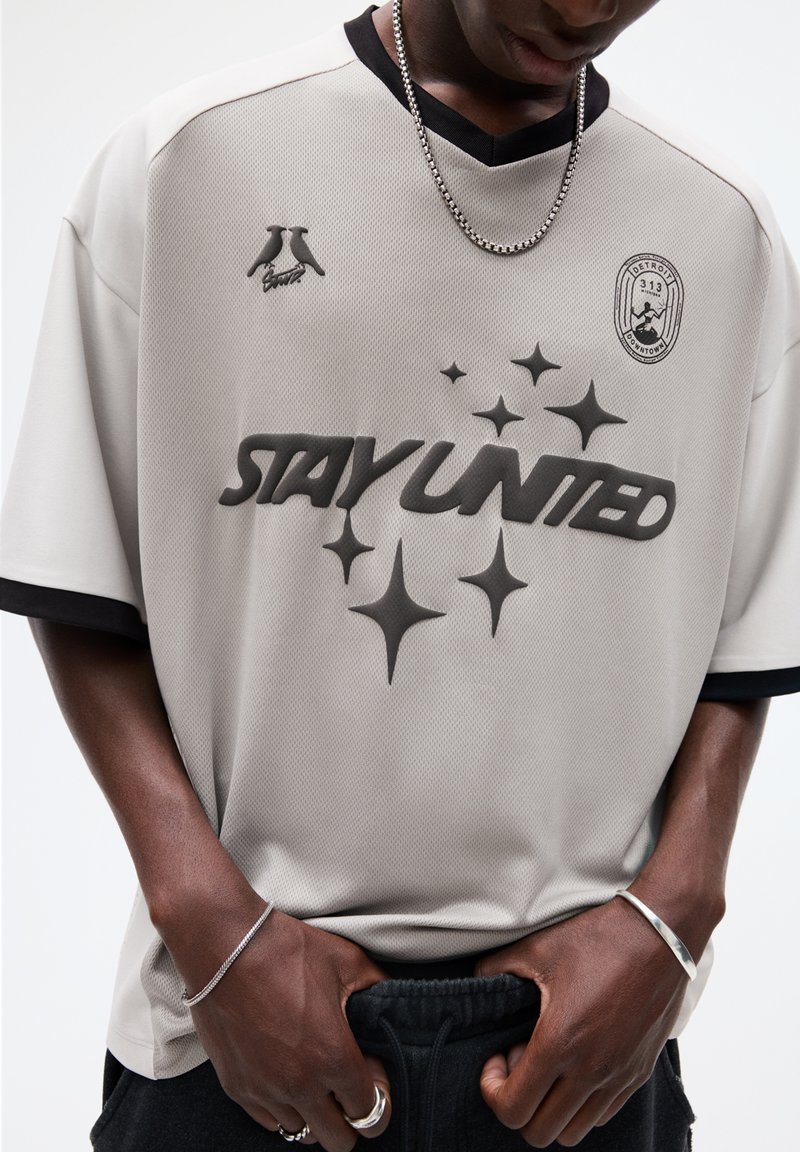 PULL&BEAR - STWD FOOTBALL - Print T-shirt - Grey, Enlarge
