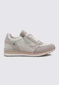 Zapatilla de color gris claro con una combinación de materiales suaves y de ante. Presenta una suela blanca, diseño de cordones y un acento de cremallera en el costado.