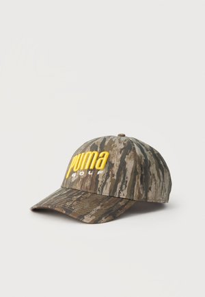 Casquette de baseball Puma Golf à motif camouflage avec une visière incurvée et un logo Puma jaune vif sur le devant, présentée sur fond blanc.