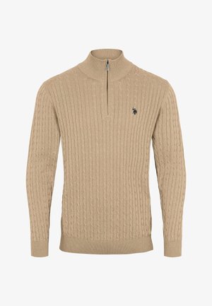 Beżowy sweter w warkocze z długimi rękawami, półgolfem na zamek, ściągaczami na mankietach i dole, z małym czarnym haftowanym logo na lewej piersi.