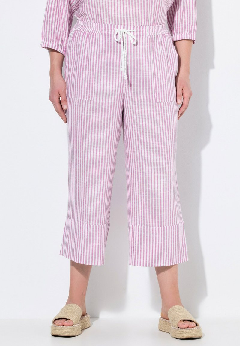 Valkoiset ja vaaleanpunaiset raidalliset ilmoittavat housut, joissa on joustava vyötärönyöri, sivutaskut ja levenevä helma.