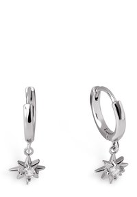 Boucles d'oreilles créoles en argent avec un pendentif en forme d'étoile contenant un centre en pierre précieuse claire. Finition lisse, design léger et texture polie.
