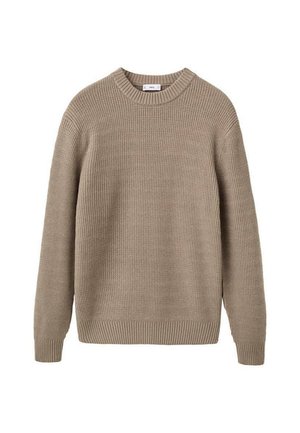 Beige ribbat stickad tröja med rundad halsringning, långa ärmar och en texturerad yta. Har en rak skärning och muddar vid fållarna.