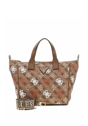 Sac tote marron Guess avec anses en cuir beige, imprimé logo sur toute la surface, et bandoulière amovible avec marquage Guess.