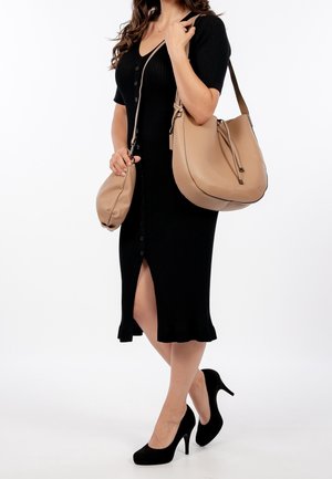 Czarna prążkowana sukienka midi z krótkimi rękawami i zapięciem na guziki z przodu, w połączeniu z beżową torbą na ramię i małą beżową saszetką, noszona z czarnymi szpilkami.