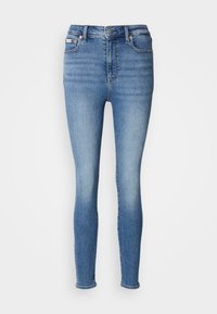 Jasnoniebieskie skinny jeans, charakteryzujące się wysokim stanem, klasycznym pięciokieszeniowym fasonem oraz subtelnym efektem przecierania z akcentami zszycia.