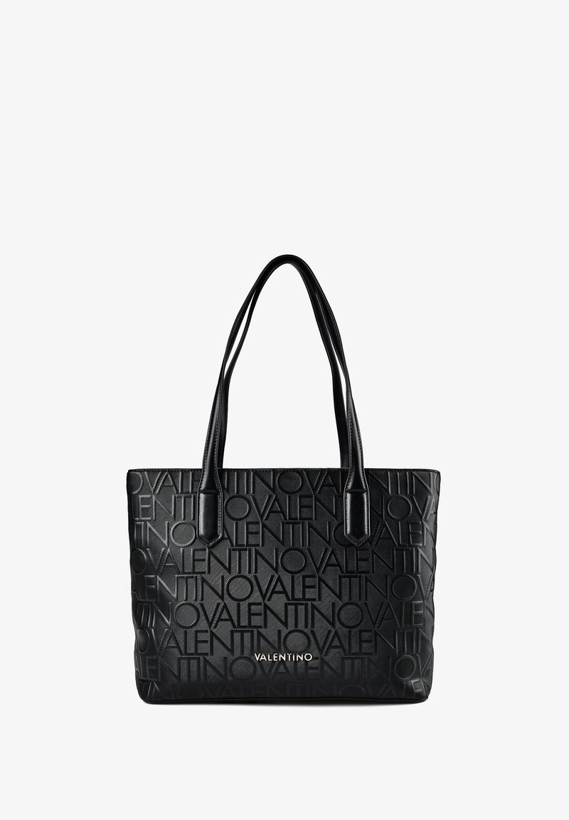 Μαύρη τσάντα Valentino tote με ανάγλυφο επαναλαμβανόμενο λογότυπο και δύο ιμάντες ώμου, απεικονισμένη σε λευκό φόντο.