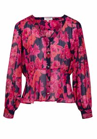 Blusa floral en tejido translúcido con flores rosas y naranjas sobre un fondo azul marino oscuro. Cierre de botones y mangas largas abullonadas.