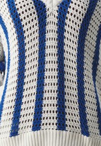 Jersey de punto con escote en V, con un patrón a rayas en blanco y azul, textura de tejido abierto y dobladillo inferior acanalado.