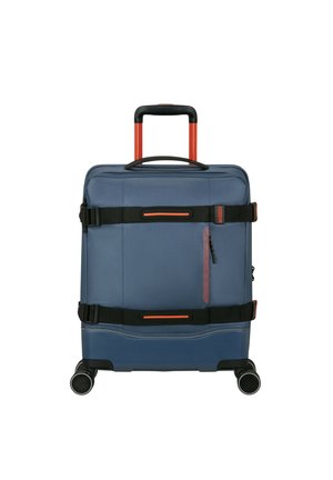 Valise souple bleue avec sangles horizontales noires et orange, poignée télescopique, poche zippée à l'avant et quatre roues multidirectionnelles.