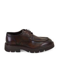 Chaussure en cuir marron à lacets avec un bout rond et une semelle en caoutchouc épaisse et texturée. Présente des accents de couture et une finition polie.