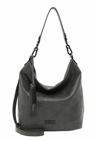 Šedá perforovaná kožená kabelka s uvolněným designem, nastavitelným ramenním popruhem a třásněmi. Má ploché dno pro stabilitu.