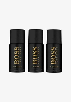 Tre sorte cylindrisk flasker af "BOSS THE SCENT," med gyldne bogstaver og en mat overflade, hver med en kapacitet på 104,5 g.