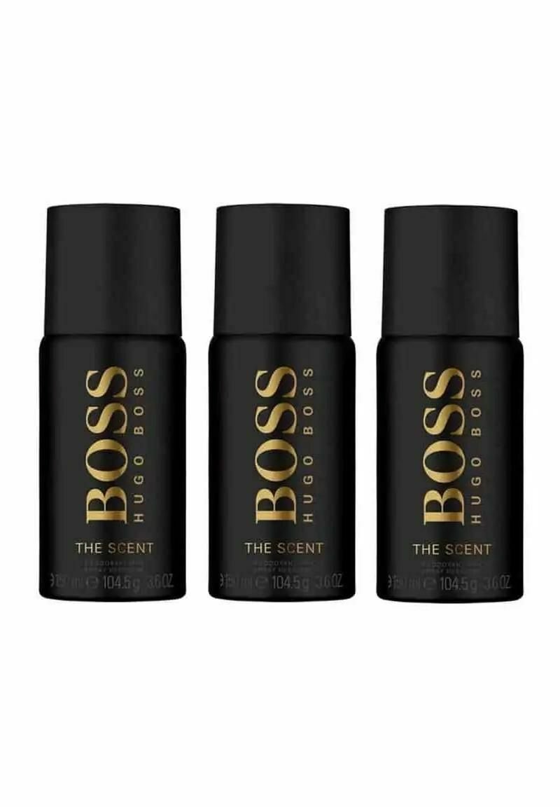 Kolme mustaa sylinterimäistä pulloa "BOSS THE SCENT", joissa on kultaiset kirjaimet ja matte-finiš, jokaisen kapasiteetti on 104,5 g.