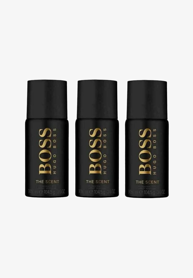Kolme mustaa sylinterimäistä pulloa "BOSS THE SCENT", joissa on kultaiset kirjaimet ja matte-finiš, jokaisen kapasiteetti on 104,5 g.