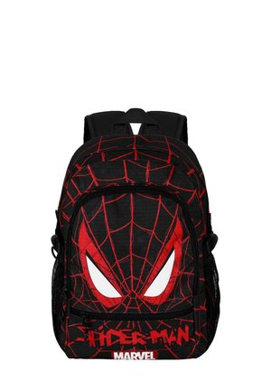 Mochila de tela negra con un diseño de máscara de Spider-Man roja, patrón de telaraña roja y acentos de ojo blancos; incluye correas ajustables y un bolsillo frontal.
