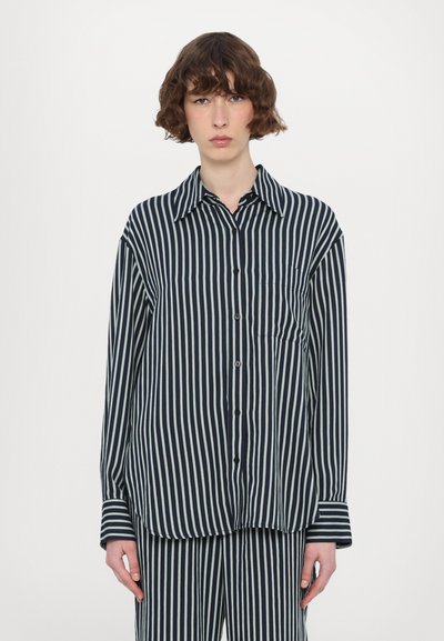 Striped button-up skjorte i navy og lysegrøn. Har krave, brystlomme, og en løs pasform med lange ærmer. Blødt, letvægtsstof.
