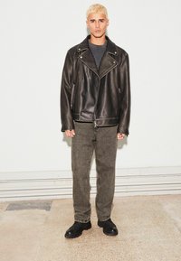 Next REGULAR FIT - Imiteret læderjakke - black
