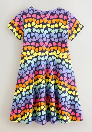 Rochie cu mâneci scurte și decolteu rotund, decorată cu un model colorat de inimi în roz, portocaliu, galben, verde și albastru pe un fundal închis.