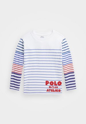 Biała koszulka z długim rękawem w poziome niebieskie i czerwone paski. Na dole znajduje się czerwony haftowany napis "POLO RL & CO ATELIER".