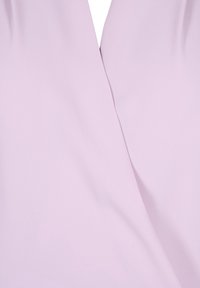 Tessuto di lavanda chiaro con una superficie liscia, caratterizzato da un design drappeggiato che crea una sovrapposizione sottile al centro. Nessun motivo visibile o decorazione.