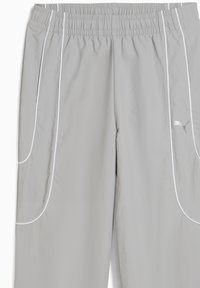 Lichtgrijze sportshorts met een elastische tailleband, witte pipingdetails, zijzakken en een klein Puma-logo aan de rechterzijde.
