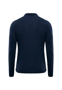 Námořnická modrá, dlouhá svetr z měkké látky, s klasickým polo límcem a žebrovanými manžetami a lemem. Jednoduchý, jednolitý design.