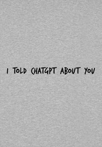 Un tessuto grigio chiaro presenta un testo nero audace che dice: "HO PARLATO A CHATGPT DI TE," posizionato centralmente sulla superficie.