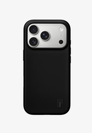 Smartphone con triple lente de cámara y flash en una funda protectora negra con la etiqueta "IDEAL OF SWEDEN" en la parte trasera.