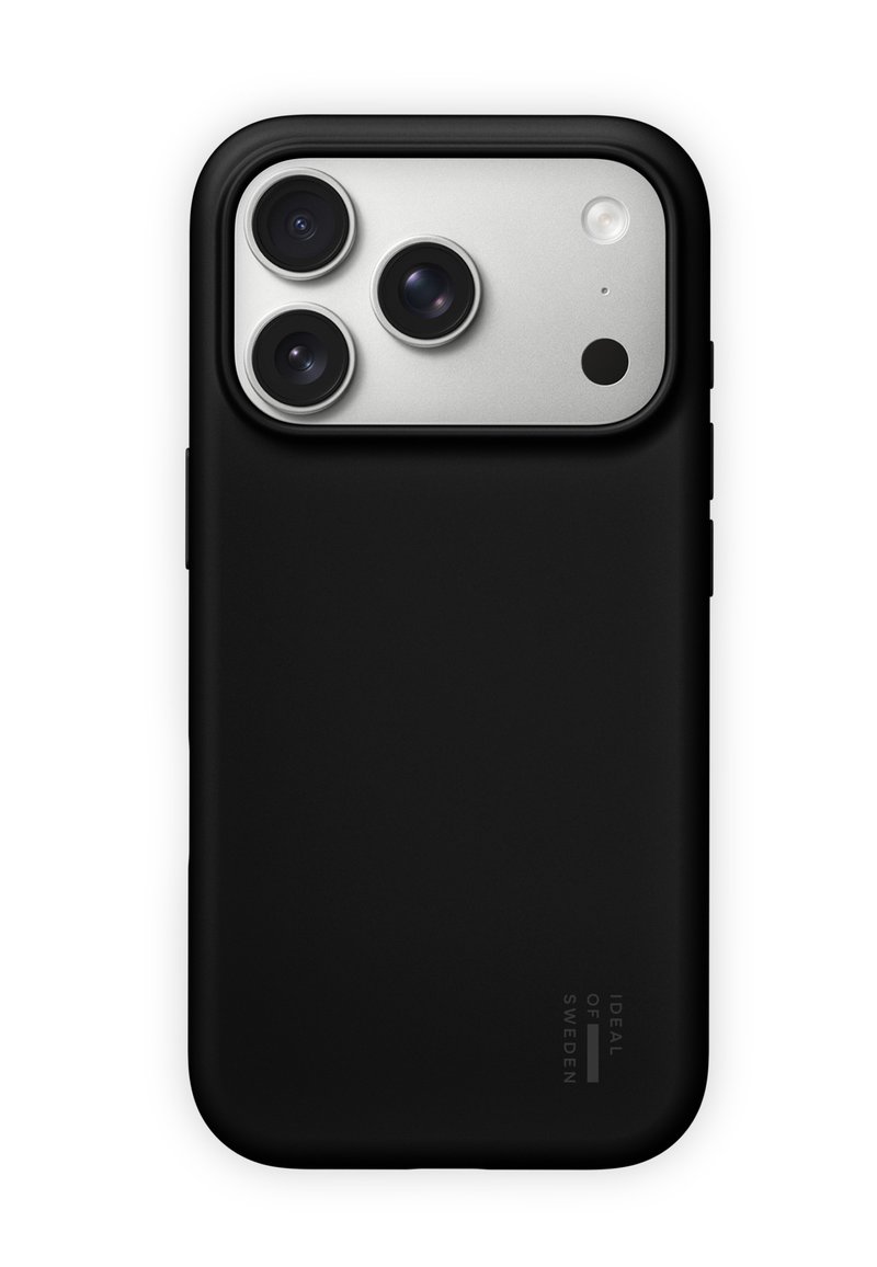Smartphone med triple kameralinser og flash i et sort beskyttelsesetui mærket "IDEAL OF SWEDEN" på bagsiden.
