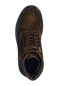 Hnědé semišové boty s kulatou špičkou, kovovými očky a šněrováním. Mají kontrastní prošívání a texturovanou podrážku.