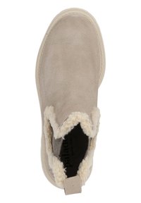 Beige suède enkelboot met een getextureerde crèmekleurige nepleer rand bij de enkel en een trekband aan de achterkant, met een ronde neus en een stevige zool.