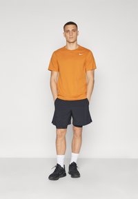 Nike Performance CREW SOLID - T-skjorte til trening - monarch