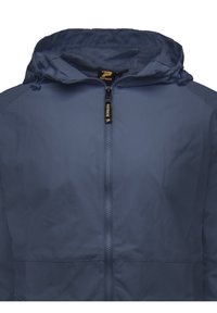 Giacca navy con zip completa, cappuccio regolabile e fodera in rete. Texture liscia con orlo regolabile e dettagli del logo ben visibili.