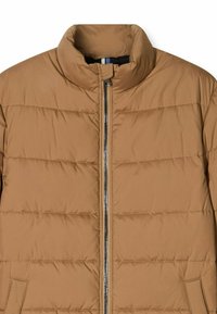 Braune Pufferjacke mit hohem Kragen, horizontalem Steppmuster und Reißverschluss vorne. Verfügt über Seitentaschen und eine glatte Stofftextur.