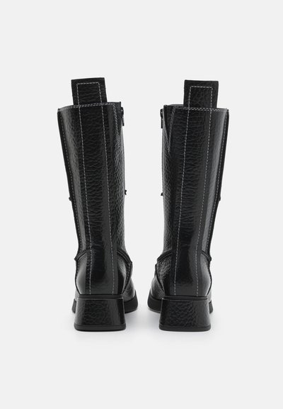 Botas de couro pretas até ao joelho com acabamento texturizado, costura branca, saltos quadrados e fechos de correr nas laterais.