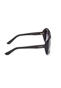 Lunettes de soleil Guess noires surdimensionnées avec verres teintés foncés et finition brillante, présentées en vue latérale sur fond blanc.