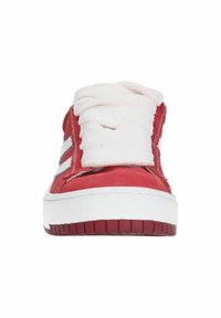 Rode suède sneakers met een witte rubberen zool. Voorzien van witte veters en drie zilveren strepen aan de zijkanten. Ronde neus en een gestructureerd oppervlak.