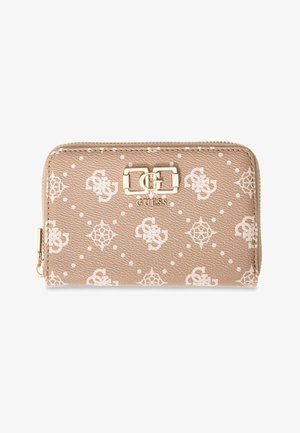 Portefeuille beige Guess à fermeture éclair, motif monogramme blanc et plaque logo dorée sur surface texturée.