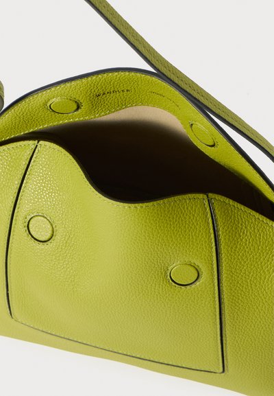 Grøn læderhåndtaske med en struktureret overflade, der har en tryklås, afrundede kanter og en skulderrem til tværgående bæring. Indvendigt er den tanfarvet.