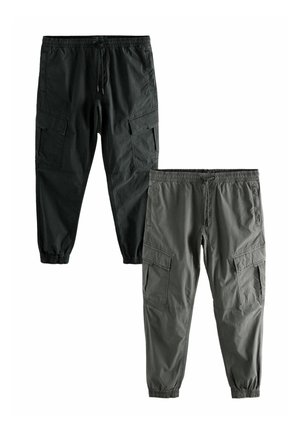 Cargo bukser i sort og grå, med elastiske taljer, snore detaljer og flere sidelommer. De har en tapered pasform.