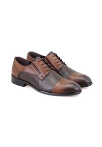 Braune Leder-Dressschuhe mit strukturiertem Körper, glattem Schuhspitze und kontrastierenden Einsätzen. Mit Schnürsenkeln und einem niedrigen schwarzen Absatz.