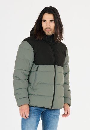 Gewatteerde jas met een groen en zwart kleurblokontwerp, voorzien van een capuchon, een ritszak aan de zijkant en een horizontaal gestikt patroon.