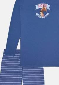 Top de manga larga azul con un gráfico de caballo y el texto "LOVE"; combinado con pantalones a rayas azules, ambos hechos de una tela suave.