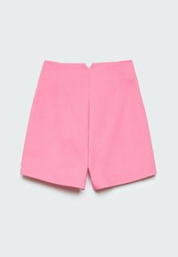 Shorts taille haute rose avec une petite encoche en forme de V au centre de la ceinture, design sobre, sans motifs ni décorations apparentes.